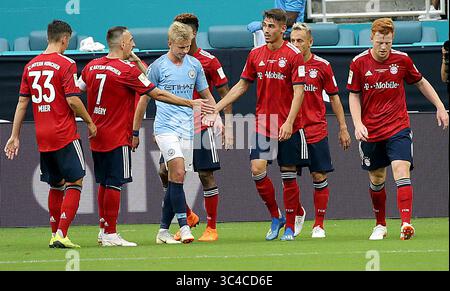 28 juillet 2018 - Miami Gardens, FL, USA - les joueurs du Bayern Munich célèbrent un but de Meritan Shabari, troisième à partir de la droite, contre Manchester City lors de la première moitié d'un match de la Coupe internationale des Champions au Hard Rock Stadium de Miami Gardens, Floride, le samedi 28 juillet 2018. (Crédit image : © Pedro Portal/TNS via ZUMA Wire) Banque D'Images