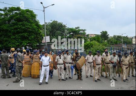 Kolkata, Inde. 28 juillet 2025. KOLKATA, INDE - JUILLET 28 : le personnel de police monte la garde alors que des centaines d'enseignants licenciés sous la bannière du Forum des droits des enseignants méritants et des membres de Sangrami Joutha Mancha se sont rassemblés à Howrah Station pour commencer leur marche de protestation pour Nabanna réclamer une réintégration permanente sans nouveaux examens de recrutement et en attendant l'allocation de Dearness (DA) à Howrah le 28 juillet 2025 à Kolkata, en Inde. (Photo de Samir Jana/Hindustan Times/Sipa USA) crédit : Sipa USA/Alamy Live News Banque D'Images