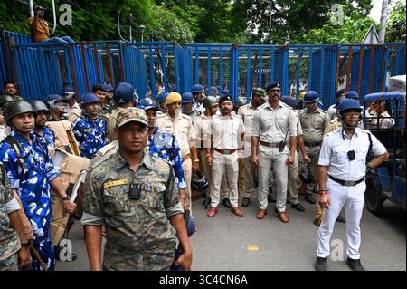 Kolkata, Inde. 28 juillet 2025. KOLKATA, INDE - JUILLET 28 : le personnel de police monte la garde alors que des centaines d'enseignants licenciés sous la bannière du Forum des droits des enseignants méritants et des membres de Sangrami Joutha Mancha se sont rassemblés à Howrah Station pour commencer leur marche de protestation pour Nabanna réclamer une réintégration permanente sans nouveaux examens de recrutement et en attendant l'allocation de Dearness (DA) à Howrah le 28 juillet 2025 à Kolkata, en Inde. (Photo de Samir Jana/Hindustan Times/Sipa USA) crédit : Sipa USA/Alamy Live News Banque D'Images