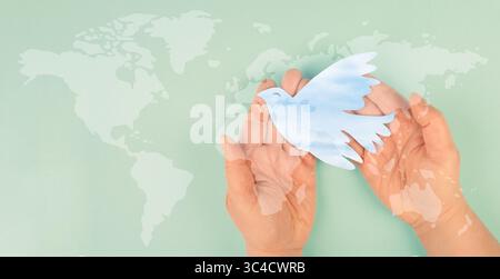 Dove Flying from Hand, Journée internationale de la paix, foi, liberté, Charité et concept d'aide, aide humanitaire, carte du monde Banque D'Images