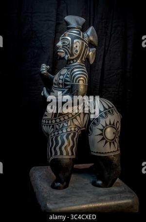 4 avril 2018 - Cochiti Pueblo, NOUVEAU-MEXIQUE, États-Unis - Albuquerque Journal.L'artiste amérindien Virgil Ortiz(CQ) conçoit des costumes et des sculptures. Cette année, il sera au marché indien de Santa Fe. Sur la photo est l'une de ses figures d'argile. Albuquerque, Nouveau-Mexique Roberto E. Rosales/Albuquerque Journal (crédit image : © Roberto E. Rosales/Albuquerque Journal via ZUMA Wire) Banque D'Images