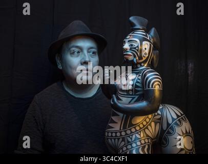4 avril 2018 - Cochiti Pueblo, NOUVEAU-MEXIQUE, États-Unis - Albuquerque Journal.L'artiste amérindien Virgil Ortiz(CQ) conçoit des costumes et des sculptures. Cette année, il sera au marché indien de Santa Fe. Sur la photo, Ortiz pose avec une de ses figures d'argile. Albuquerque, Nouveau-Mexique Roberto E. Rosales/Albuquerque Journal (crédit image : © Roberto E. Rosales/Albuquerque Journal via ZUMA Wire) Banque D'Images