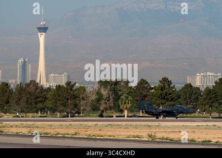 13 juin 2018 - Fort Irwin, Californie, États-Unis - un 391st Fighter Squadron F-15E Strike Eagle taxies sur la piste pendant Green Flag West, le 13 juin 2018, à la base aérienne de Nellis, Nevada. Le 391st FS a participé à Green Flag pour améliorer encore la préparation en s'entraînant sur le soutien aérien rapproché au-dessus du National Training Center, Fort Irwin, Californie. (Image de crédit : © U.S. Air Force via ZUMA Wire/ZUMAPRESS.com) Banque D'Images