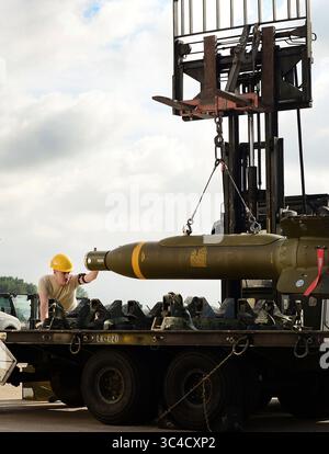 17 juillet 2018 - Brandon, Suffolk, Royaume-Uni - les aviateurs de munitions préparent une bombe GBU-24 Paveway III guidée par laser pour le transport lors de l'exercice inaugural de production de munitions de combat de l'Europe-Air Forces Africaâ 17 juillet 2018. Le 48th Fighter Wing maintenance Group a accueilli environ 160 aviateurs du 9th munitions Squadron, Beale Air Force base, Calif., 31st maintenance Group, Aviano Air base, Italie, 52nd MXG, Spangdahlem AB, Allemagne, 86th Logistics Readiness Group, Ramstein AB, Allemagne, et le 422nd Air base Group, 501st combat support Wing, RAF Alconbury, Engl Banque D'Images