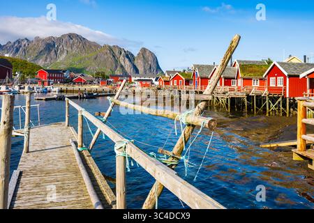 Maisons de type traditionnel rouge utilisées par les pêcheurs dans le village de Reine sur l'île de Moskenesoy en été, îles Lofoten, Norvège Banque D'Images