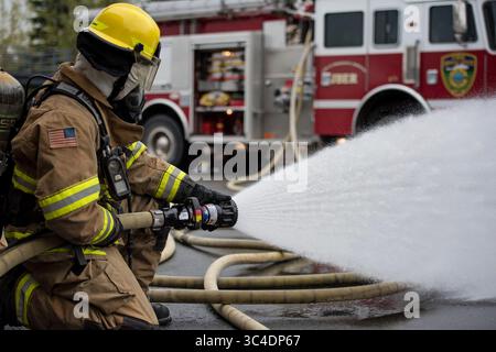 Le 18 mai 2018 - base interarmées Elmendorf-Richardson (Alaska, États-Unis) - environ 1 000 membres de la 176e Escadre de la Garde aérienne nationale de l'Alaska ont mené un exercice d'assurance de mission à la base interarmées Elmendorf-Richardson (Alaska) du 14 au 21 mai 2018. Les activités d'exercice d'assurance de la mission comprenaient le lancement et la récupération d'aéronefs ; le traitement médical et la récupération du personnel en cas d'attaque ; l'auto-assistance et les soins des copains ; le balayage des paramètres dans un environnement chimique, biologique, radiologique, nucléaire et explosif ; l'extinction des incendies réels par les pompiers ; le coulage des fondations en béton ; le chargement et le déchargement des palettes et v Banque D'Images