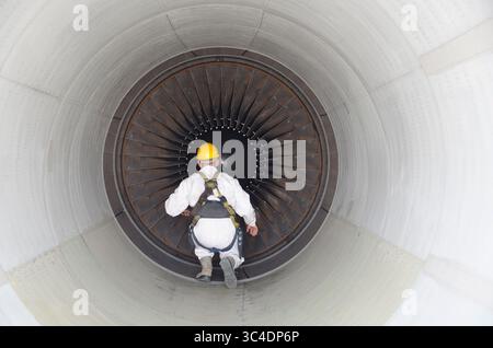 29 mai 2018 - Émirats arabes Unis - Airman 1re classe Ryan Hobbs, chef d'équipage du 908e KC-10, termine une inspection d'admission et d'échappement d'un avion KC-10, base aérienne d'Al Dhafra, Émirats arabes Unis, le 29 mai 2018. Pendant l'inspection, Hobbs vérifie que les pales du ventilateur ne sont pas endommagées. (Crédit image : © U.S. Air Force/ZUMA Wire/ZUMAprilESS.com) Banque D'Images