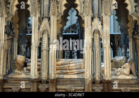 Le tombeau d'Édouard II site funéraire dans l'abbaye Saint-Pierre maintenant cathédrale de Gloucester, Gloucester Angleterre Royaume-Uni Banque D'Images