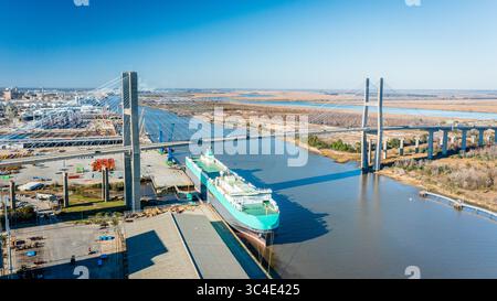 Vue aérienne du Talmadge Memorial Bridge et de la rivière Savannah à Savannah, Géorgie Banque D'Images