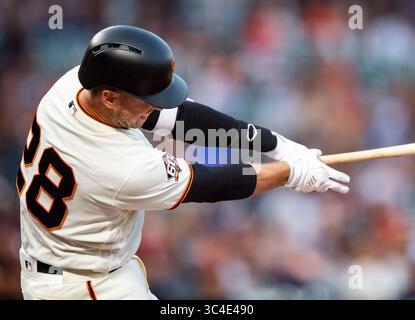 09 août 2018 : Buster Posey (28), le catcheur des Giants de San Francisco, sort en première manche, lors d'un match MLB entre les Pirates de Pittsburgh et les Giants de San Francisco au AT&T Park à San Francisco, en Californie. Valerie Shoaps/CSM(image de crédit : &copy ; Valerie Shoaps/CSM via ZUMA Wire) Banque D'Images