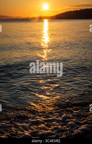 Quelques instants avant le coucher du soleil sur l'océan Pacifique sur une plage en Colombie-Britannique, Canada. Banque D'Images