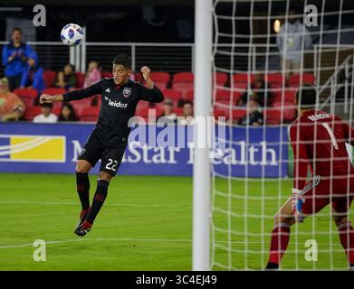 12 août 2018 : le milieu de terrain #22 de D.C. United Yamil Asad dirige la balle derrière un but de croisement lors d'un match de football MLS entre le D.C. United et l'Orlando City SC à Audi Field à Washington DC Justin Cooper/CSM(Credit image : &copy ; Justin Cooper/CSM via ZUMA Wire) Banque D'Images