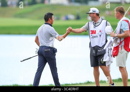 Blaine, Minnesota, États-Unis. 27 juillet 2025. David Lipsky des États-Unis célèbre avec son caddie lors de la ronde finale du 3M Open 2025 à TPC Twin Cities le 27 juillet 2025 à Blaine, Minnesota. Steven Garcia-CSM/Alamy Live News Banque D'Images