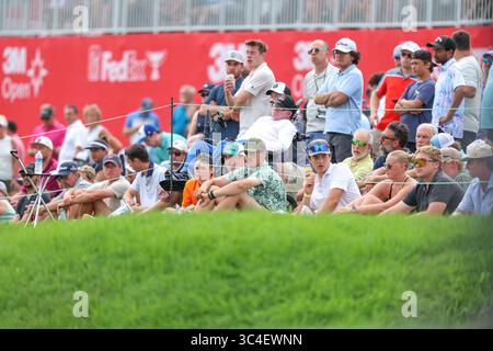 Blaine, Minnesota, États-Unis. 27 juillet 2025. Les fans regardent à partir du 18e lors de la finale du 3M Open 2025 à TPC Twin Cities le 27 juillet 2025 à Blaine, Minnesota. Steven Garcia-CSM/Alamy Live News Banque D'Images