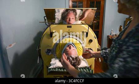 2 avril 2018 - USA - six nuits par semaine, Mona Randolph, 82 ans, dort dans un poumon de fer de près de 75 ans, qu'elle appelle ''Yellow Submarine'', d'après la chanson des Beatles. Randolph, survivant de la polio, est l'un des trois derniers utilisateurs de poumons de fer aux États-Unis (crédit image : © Shelly Yang/TNS via ZUMA Wire) Banque D'Images