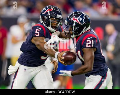 18 août 2018 - Houston, Texas, États-Unis - Joe Webb (5), quarterback des Texans de Houston, remet le ballon à Tyler Ervin (21 ans) dans un match de pré-saison de la NFL entre les 49ers de San Francisco et les Texans de Houston, le 18 août 2018 au stade NRG de Houston, Texas. Les Texans de Houston ont battu les 49ers de San Francisco 16-13 (crédit image : © Maria Lysaker via ZUMA Wire) Banque D'Images