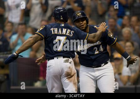 21 août 2018 : Jesus Aguilar #24, premier joueur des Milwaukee Brewers, félicite Eric Thames #7, Brewers de Milwaukee, après avoir franchi la plaque lors du match de baseball de la Ligue majeure entre les Brewers de Milwaukee et les Reds de Cincinnati au Miller Park à Milwaukee, WISCONSIN. John Fisher/CSM(image de crédit : &copy ; John Fisher/CSM via ZUMA Wire) Banque D'Images