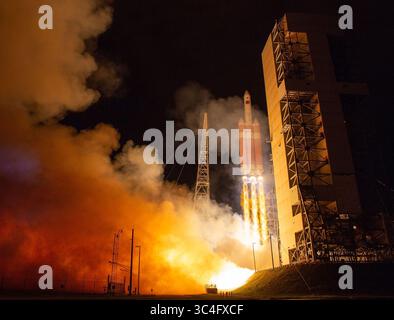 12 août 2018 - Cape Canaveral, FL, États-Unis d'Amérique - la fusée lourde Delta IV de l'United Launch Alliance transportant la sonde solaire Parker de la NASA décolle du complexe de lancement 37 à la station aérienne de Cape Canaveral le 12 août 2018 à Cape Canaveral, en Floride. La sonde solaire Parker est la toute première mission dans une partie de l'atmosphère de Sunâ€™ appelée la couronne. (Crédit image : © Bill Ingalls via ZUMA Wire) Banque D'Images