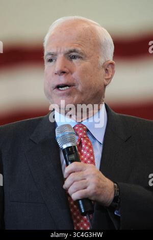 4 février 2008 - Fairfield, Connecticut, États-Unis d'Amérique - FAIRFIELD, CT - 3 FÉVRIER : candidat républicain à la présidentielle U.S. Sen. John McCain (R-AZ) lors d'une apparition à la Sacred Heart University le 3 février 2008 à Fairfield, Connecticut. McCain est en tête dans la plupart des sondages sur le concurrent rival ancien gouverneur du Massachusetts Mitt Romney avant le plus grand "Super Tuesday" de l'histoire américaine...personnes : Cindy McCain, John McCain (crédit image : © SMG via ZUMA Wire) Banque D'Images
