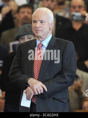 4 février 2008 - Fairfield, Connecticut, États-Unis d'Amérique - FAIRFIELD, CT - 3 FÉVRIER : candidat républicain à la présidentielle U.S. Sen. John McCain (R-AZ) lors d'une apparition à la Sacred Heart University le 3 février 2008 à Fairfield, Connecticut. McCain est en tête dans la plupart des sondages sur le concurrent rival ancien gouverneur du Massachusetts Mitt Romney avant le plus grand "Super Tuesday" de l'histoire américaine...personnes : Cindy McCain, John McCain (crédit image : © SMG via ZUMA Wire) Banque D'Images