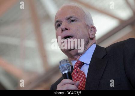 4 février 2008 - Fairfield, Connecticut, États-Unis d'Amérique - FAIRFIELD, CT - 3 FÉVRIER : candidat républicain à la présidentielle U.S. Sen. John McCain (R-AZ) lors d'une apparition à la Sacred Heart University le 3 février 2008 à Fairfield, Connecticut. McCain est en tête dans la plupart des sondages sur le concurrent rival ancien gouverneur du Massachusetts Mitt Romney avant le plus grand "Super Tuesday" de l'histoire américaine...personnes : Cindy McCain, John McCain (crédit image : © SMG via ZUMA Wire) Banque D'Images