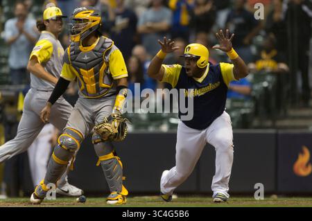 24 août 2018 : Jesus Aguilar, premier joueur de base des Milwaukee Brewers #24, demande au joueur de base des Milwaukee Brewers Hernan Perez de glisser à l'assiette. Perez a marqué le match de jumelage lors de la 15e manche de la Ligue majeure de baseball entre les Brewers de Milwaukee et les Pirates de Pittsburgh au Miller Park à Milwaukee, WISCONSIN. John Fisher/CSM(image de crédit : &copy ; John Fisher/CSM via ZUMA Wire) Banque D'Images