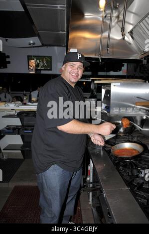 FORT LAUDERDALE, FL - 14 OCTOBRE : (COUVERTURE EXCLUSIVE) Fat Joe (l) a un peu de plaisir à cuisiner dans la cuisine avec le chef et propriétaire Steve Martorano (R) du célèbre Café Martorano à Fort Lauderdale le 14 octobre 2008 à Fort Lauderdale, Floride... personnes : Fat Joe (crédit image : © SMG via ZUMA Wire) Banque D'Images