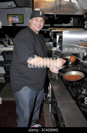FORT LAUDERDALE, FL - 14 OCTOBRE : (COUVERTURE EXCLUSIVE) Fat Joe (l) a un peu de plaisir à cuisiner dans la cuisine avec le chef et propriétaire Steve Martorano (R) du célèbre Café Martorano à Fort Lauderdale le 14 octobre 2008 à Fort Lauderdale, Floride... personnes : Fat Joe (crédit image : © SMG via ZUMA Wire) Banque D'Images