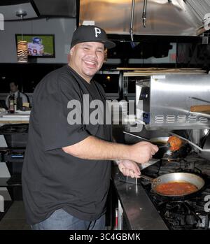 FORT LAUDERDALE, FL - 14 OCTOBRE : (COUVERTURE EXCLUSIVE) Fat Joe (l) a un peu de plaisir à cuisiner dans la cuisine avec le chef et propriétaire Steve Martorano (R) du célèbre Café Martorano à Fort Lauderdale le 14 octobre 2008 à Fort Lauderdale, Floride... personnes : Fat Joe (crédit image : © SMG via ZUMA Wire) Banque D'Images
