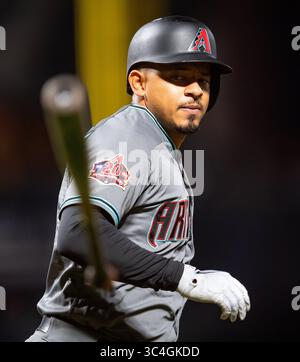 28 août 2018 : Eduardo Escobar (14 ans), troisième joueur des Arizona Diamondbacks, lance sa batte sur une marche en sixième manche vers la première base, lors d'un match MLB entre les Arizona Diamondbacks et les San Francisco Giants au AT&T Park de San Francisco, en Californie. Valerie Shoaps/CSM(image de crédit : &copy ; Valerie Shoaps/CSM via ZUMA Wire) Banque D'Images