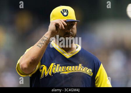 24 août 2018 : le troisième joueur de base Mike Moustakas des Milwaukee Brewers #18 lors du match de baseball de la Ligue majeure entre les Brewers de Milwaukee et les Pirates de Pittsburgh au Miller Park à Milwaukee, WISCONSIN. John Fisher/CSM(image de crédit : &copy ; John Fisher/CSM via ZUMA Wire) Banque D'Images