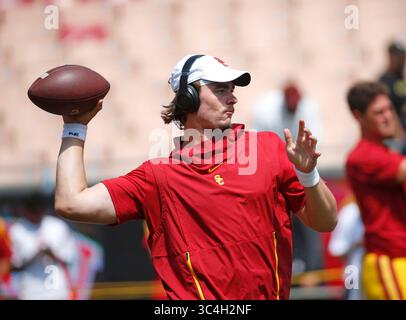 01 septembre 2018 le quarterback JT Daniels #18 de l'USC Trojans en action avant le match de football entre les Trojans de l'USC et les rebelles de l'UNLV au Los Angeles Coliseum de Los Angeles, en Californie. Charles Baus/CSM(image de crédit : &copy ; Charles Baus/CSM via ZUMA Wire) Banque D'Images