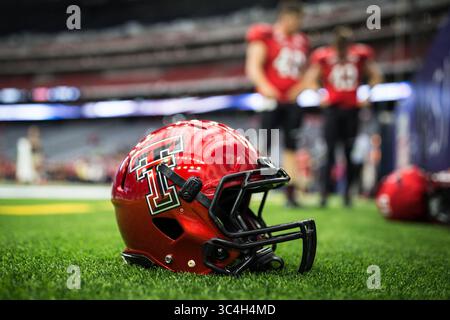 1er septembre 2018 : un casque Texas Tech est assis sur le terrain avant le match de football de la NCAA entre les Texas Tech Red Raiders et les Ole Miss Rebels lors de l'AdvoCare Texas Kickoff 2018 au NRG Stadium de Houston, Texas. Prentice C. James/CSM(image de crédit : &copy ; Prentice C. James/CSM via ZUMA Wire) Banque D'Images