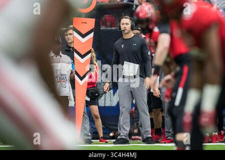 1er septembre 2018 : l'entraîneur-chef des Texas Tech Red Raiders, Kliff Kingsbury, au centre, observe le match de football NCAA entre les Texas Tech Red Raiders et les Ole Miss Rebels lors du Kickoff AdvoCare Texas 2018 au NRG Stadium de Houston, Texas. Prentice C. James/CSM(image de crédit : &copy ; Prentice C. James/CSM via ZUMA Wire) Banque D'Images