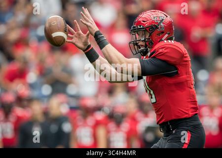1er septembre 2018 : Alan Bowman (10 ans), quarterback des Texas Tech Red Raiders, reçoit le snap dans le match de football NCAA entre les Texas Tech Red Raiders et les Ole Miss Rebels lors de l'AdvoCare Texas Kickoff 2018 au NRG Stadium de Houston, Texas. Prentice C. James/CSM(image de crédit : &copy ; Prentice C. James/CSM via ZUMA Wire) Banque D'Images