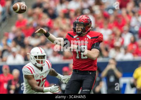 1er septembre 2018 : Alan Bowman (10 ans), quarterback des Texas Tech Red Raiders, lance une passe dans le match de football NCAA entre les Texas Tech Red Raiders et les Ole Miss Rebels lors de l'AdvoCare Texas Kickoff 2018 au NRG Stadium de Houston, Texas. Prentice C. James/CSM(image de crédit : &copy ; Prentice C. James/CSM via ZUMA Wire) Banque D'Images
