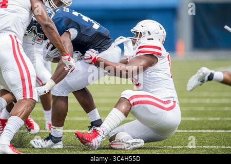 1er septembre 2018 : les Cougars de Houston attaquent Ed Oliver (10 ans) aux Rice Owls Running back Emmanuel Esukpa (33 ans) pendant le 1er quart-temps d'un match de football NCAA entre les Cougars de Houston et les Rice Owls au Rice Stadium de Houston, Texas. Houston a gagné le match 45 à 27...Trask Smith/CSM(Credit image : &copy ; Trask Smith/CSM via ZUMA Wire) Banque D'Images