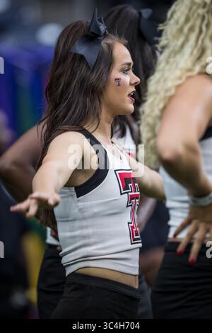 1er septembre 2018 : une pom-pom-meneuse Texas Tech joue avant le match de football de la NCAA entre les Texas Tech Red Raiders et les Ole Miss Rebels lors de l'AdvoCare Texas Kickoff 2018 au NRG Stadium de Houston, Texas. Prentice C. James/CSM(image de crédit : &copy ; Prentice C. James/CSM via ZUMA Wire) Banque D'Images