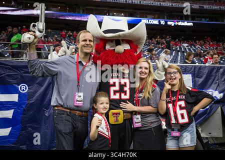 1er septembre 2018 : les fans posent pour une photo avec la mascotte du Texas Tech avant le match de football NCAA entre les Texas Tech Red Raiders et les Ole Miss Rebels lors de l'AdvoCare Texas Kickoff 2018 au NRG Stadium de Houston, Texas. Prentice C. James/CSM(image de crédit : &copy ; Prentice C. James/CSM via ZUMA Wire) Banque D'Images