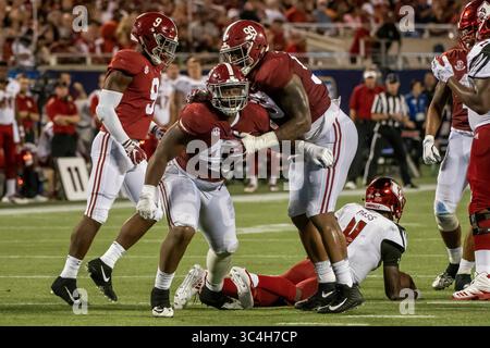 1er septembre 2018 - Orlando, FL, États-Unis : Isaiah Buggs (49) et Raekwon Davis (99), le lineman défensif de l'Alabama Crimson Tide, célébrent après avoir mis fin au quarterback des Louisville Cardinals, Jawon Pass (4), lors du Camping World Kickoff entre Louisville Cardinals et Alabama Crimson Tide au Camping World Stadium à Orlando, FL. Romeo T Guzman/CSM(image de crédit : &copy ; Romeo Guzman/CSM via ZUMA Wire) Banque D'Images