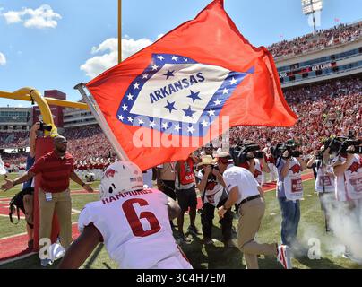 1 septembre 2018 - Fayetteville, Arkansas, États-Unis - le joueur de l'Arkansas, TJ HAMMONDS, porte le drapeau de l'Arkansas sur le terrain au Donald W. Reynolds Razorback Stadium à Fayetteville. (Crédit image : © Jimmy Jones/ZUMA Wire) Banque D'Images