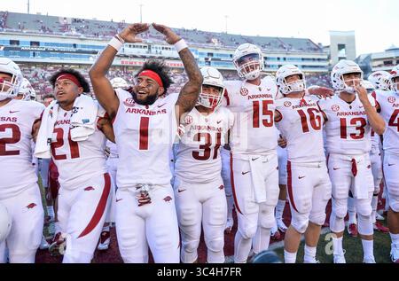 Septembre 1, 2018 - Fayetteville, Arkansas, États-Unis - les joueurs de l'Arkansas célèbrent après le match de samedi au Donald W. Reynolds Razorback Stadium à Fayetteville. (Crédit image : © Jimmy Jones/ZUMA Wire) Banque D'Images