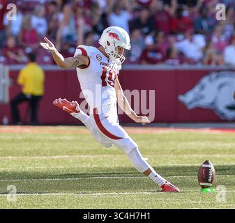 1 septembre 2018 - Fayetteville, Arkansas, États-Unis - le kicker CONNOR LIMPERT de l'Arkansas lors du match de samedi au Donald W. Reynolds Razorback Stadium à Fayetteville. (Crédit image : © Jimmy Jones/ZUMA Wire) Banque D'Images