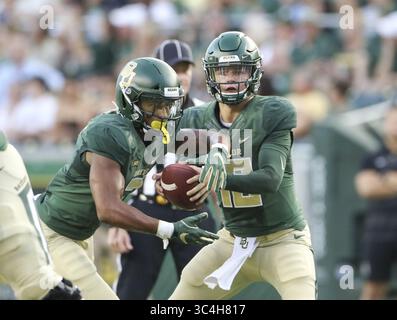 1 septembre 2018 - Waco, États-Unis - le quarterback Charlie Brewer (12 ans) de Baylor Bears remet le ballon lors d'un match de football de la NCAA entre l'Université Baylor et l'Université chrétienne d'Abilene le samedi 1er septembre 2018 à Waco, Texas. (Crédit image : © Scott Coleman/ZUMA Wire) Banque D'Images