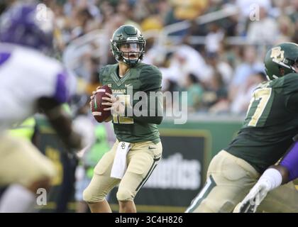 1 septembre 2018 - Waco, États-Unis - Charlie Brewer (12 ans), le quarterback des Bears de Baylor, semble passer lors d'un match de football de la NCAA entre l'Université Baylor et l'Université chrétienne d'Abilene, le samedi 1er septembre 2018 à Waco, Texas. (Crédit image : © Scott Coleman/ZUMA Wire) Banque D'Images