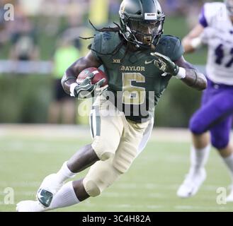 Septembre 1, 2018 - Waco, États-Unis - Baylor Bears Running back JaMycal Hasty porte le ballon lors d'un match de football NCAA entre l'Université Baylor et l'Université chrétienne Abilene le samedi 1er septembre 2018 à Waco, Texas. (Crédit image : © Scott Coleman/ZUMA Wire) Banque D'Images