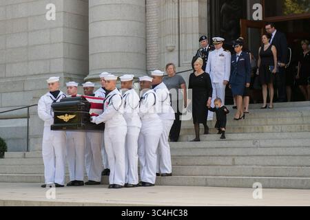 2 septembre 2018 - Annapolis, MD, États-Unis d'Amérique - le cercueil drapé de drapeau du sénateur John McCain est porté par des aspirants à un caisson tiré par des chevaux pour la procession au cimetière de l'Académie navale des États-Unis pour son service funéraire le 2 septembre 2018 à Annapolis, Maryland. John S. McCain, III est diplômé de l'Académie navale des États-Unis en 1958. Il a été pilote dans la marine des États-Unis, prisonnier de guerre au Vietnam, membre du Congrès et sénateur et candidat à deux reprises à la présidence. Il a reçu de nombreux prix, dont la Silver Star, la Legion of Merit, Purple Heart et Distinguished Flyi Banque D'Images
