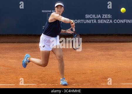 Palerme, Italie. 26 juillet 2025. Palermo Ladies Open 2025 : Estelle Cascino et Shuo Feng vs Momoko Kobori et Ayano Shimizu. Shuo Feng lors du match final à Palerme. (Photo d'Antonio Melita/Pacific Press) crédit : Pacific Press Media production Corp./Alamy Live News Banque D'Images