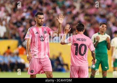 Miami, Floride - 23 juin : Sergio Busquets et Lionel Messi de l'Inter Miami lors du match de la Coupe du monde des clubs FIFA 2025 entre l'Inter Miami et Palmeiras Banque D'Images