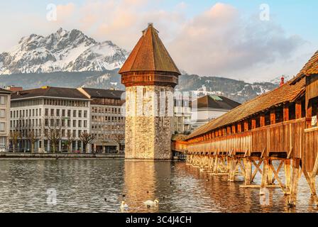 Pont de la chapelle (Kapellbruecke) et château d'eau à Lucerne, avec Mt.Pilatus, Lucerne, Suisse Banque D'Images